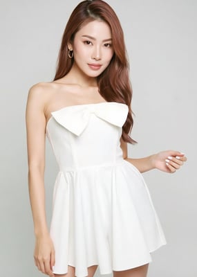 Playsuit med vit rosett och bandeau-skort
