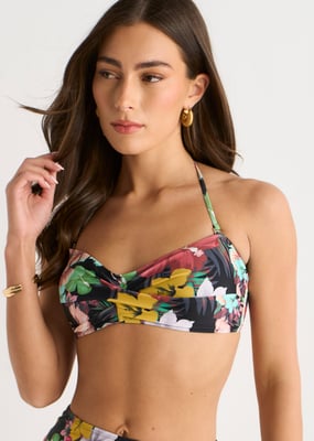Bikinitopp med tropiskt blommönster och vridet snitt framtill