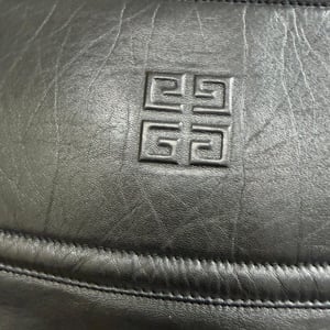 Givenchy rok met uitsnijdingen en reliëf in zwart leer