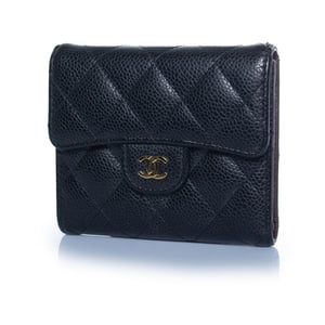 Chanel, CC drievoudige gewatteerde leren portemonnee in zwart