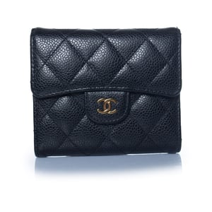 Chanel, CC drievoudige gewatteerde leren portemonnee in zwart