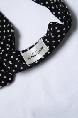 Saint Laurent, smalle zwarte zijden sjaal met stippen