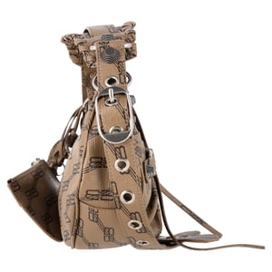 Balenciaga Monogram Le Cagole Mini Axelremsväska i Beige Belagd Canvas