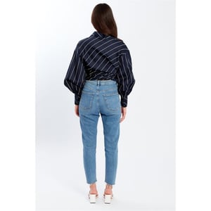 Women's Influence Cropped Relaxed Fit V-Neck Shirt in Navy