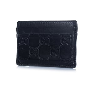 Gucci kaarthouder van zwart leer met monogramreliëf.