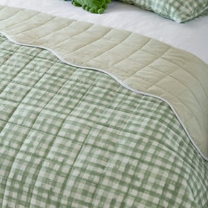 Furn Scallop Quilted Bedspread