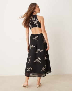 ASOS DESIGN blommönstrad broderad halterneck midiklänning med öppen rygg i svart