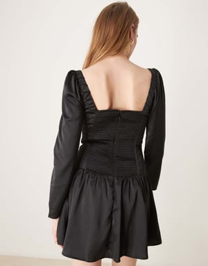 Abercrombie & Fitch långärmad miniklänning i satin med drop waist i svart