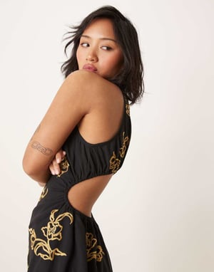 ASOS DESIGN petite helblommig broderad halterneck mini klänning med öppen rygg i svart