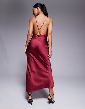 ASOS DESIGN strukturerad satinmaxiklänning med spaghettiband och slits i vinröd