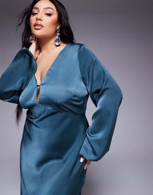 ASOS DESIGN Curve v-ringad satinblus med ärm i midaxi-längd i mörk teal