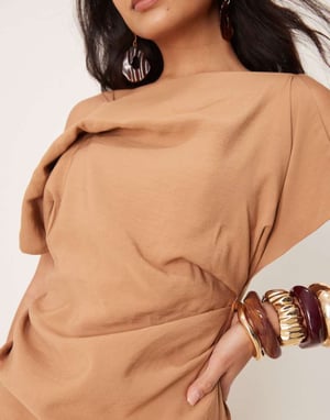 ASOS DESIGN fyrkantig halsringning drapérad midaxi-klänning i tobak