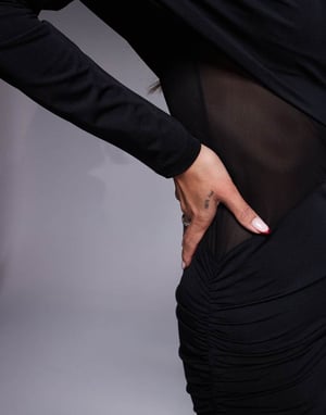 ASOS DESIGN asymmetrisk maxiklänning med en axel och nätutskärning i svart