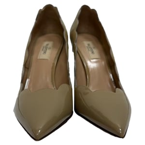 Valentino Garavani pumps met geschulpte puntige neus in beige lakleer