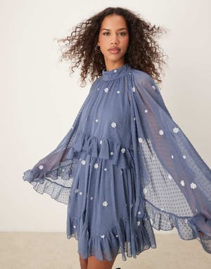ASOS DESIGN broderad dobby cape-overlay mini-klänning i dämpad blå