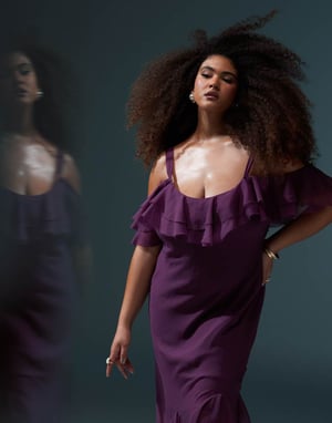ASOS DESIGN Curve volang off shoulder maxi klänning med asymmetriska godeter i aubergine