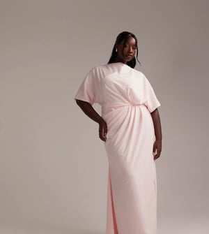ASOS DESIGN Curve brudtärneklänning med sned halsringning i crepe och minimal drapering, maxiklänning i mjuk rosa