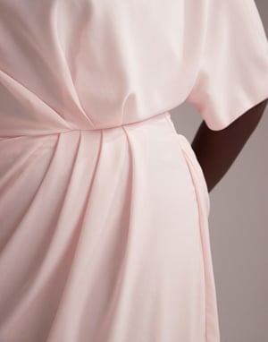 ASOS DESIGN Curve brudtärneklänning med sned halsringning i crepe och minimal drapering, maxiklänning i mjuk rosa