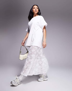 ASOS DESIGN 2 i 1 t-shirt midiklänning med lager av spettskjorta i vitt