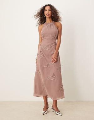 ASOS DESIGN maxiklänning med blommönster och broderi, halterneck med öppen rygg i mink