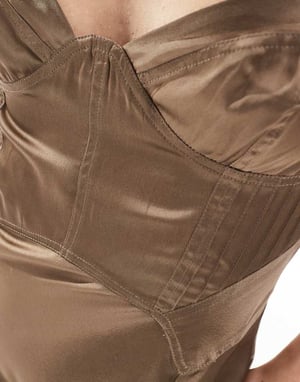 ASOS DESIGN satin korsett-detalj med veckad sned maxiklänning i mink