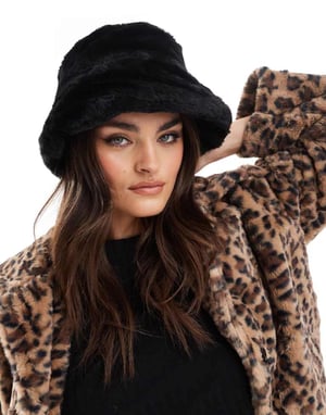 Pieces fuskpäls bucket hat i svart
