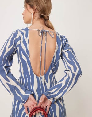 Abercrombie & Fitch långärmad klänning med sned nacke och asymmetrisk fåll i blått djurmönster