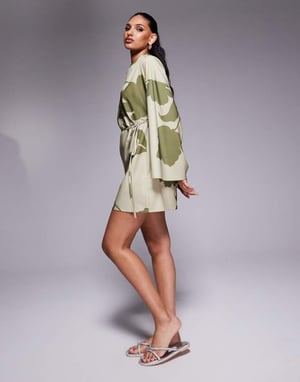 ASOS DESIGN kimonoärmad miniklänning i tvåfärgad blommönster