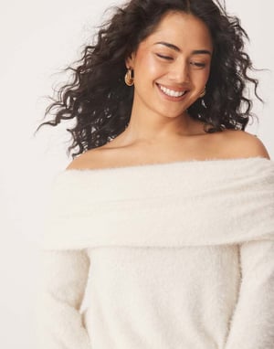 ASOS DESIGN slouchy ultra fluffy vikbar bardot-topp i elfenben