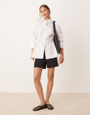 ASOS DESIGN poplin skjorta med dragsko i midjan i vit