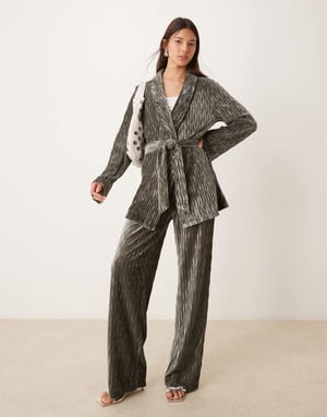 YAS texturerad sammetsblazer med bälte i svart bläck
