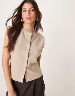 ASOS DESIGN borstad väst i krämfärg