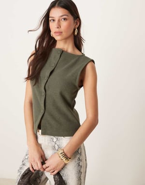 ASOS DESIGN borstad väst i khaki