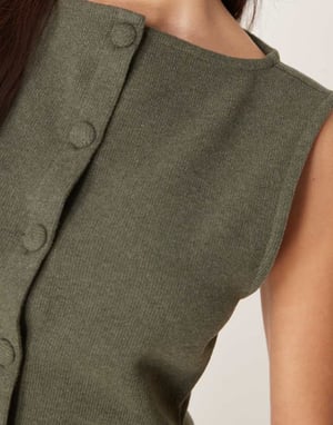 ASOS DESIGN borstad väst i khaki