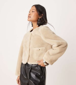ASOS DESIGN Petit kragefri bonded borgjacka i gräddfärg