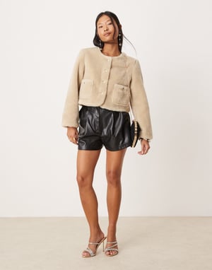 ASOS DESIGN Petit kragefri bonded borgjacka i gräddfärg