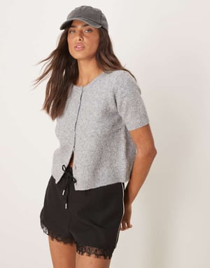 Glamorös kortärmad knapplång cardigan i grått