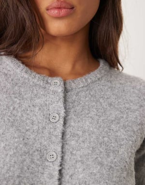 Glamorös kortärmad knapplång cardigan i grått