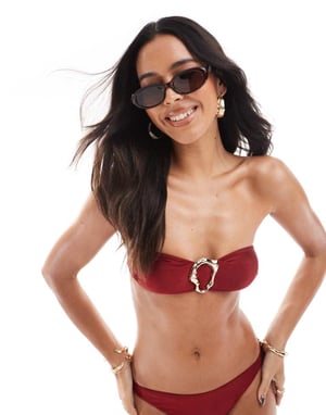 ASOS DESIGN Cheri bandeau bikinöverdel med ringdetalj framtill i burgundy