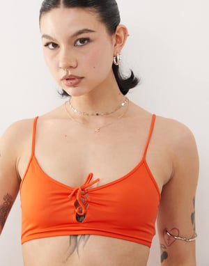 Monki mixa och matcha skopneck bikinitopp med knyt framtill i persika