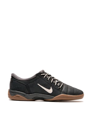 Totalt 90 sneakers