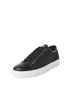 Duurzame sneakers met neuskap
