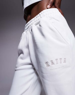 Kaiia bomullsblandning broderad logotyp vida ben joggers-set i vitt och sand