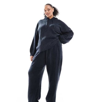 Pieces Curve mysig stickad jogger med uppvikta muddar i marinmelange
