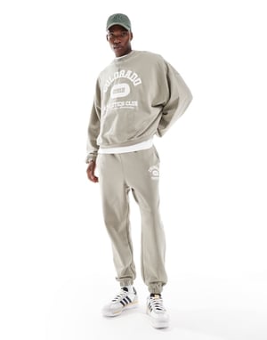 ASOS DESIGN koord oversized jogger med vintage varsity pufftryck i khaki - KHAKI