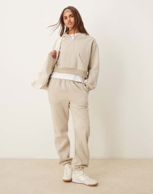 Urban Threads lounge jogger i beige