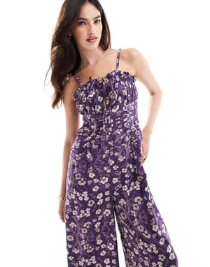 ASOS DESIGN volang byst rynkad midja axelbandslös jumpsuit i lila och vit blommig