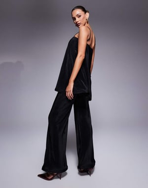 ASOS DESIGN plisserad jumpsuit med vida ben och volangdetalj i svart