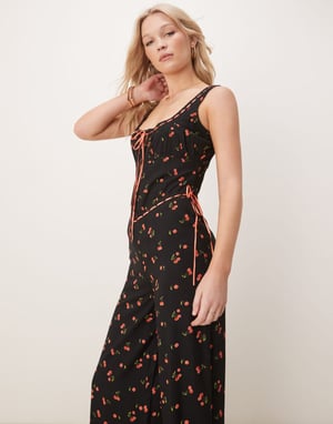 ASOS DESIGN jumpsuit med spetsdetaljer och knäppning framtill, vida ben, i svart körsbärsmönster