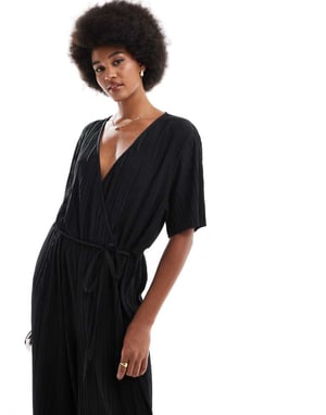 Vero Moda Tall plisserad omlott jumpsuit i svart
